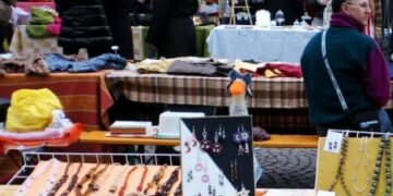 Picchia e ruba collana a venditore ambulante