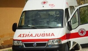 Auto si schianta contro albero, muore 70enne a Bisignano