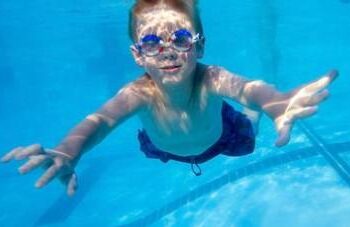 ‘Un tuffo gratis’, giornata di aggregazione alla piscina comunale