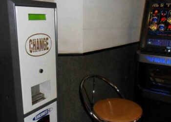 Tentano di rubare ‘cambiamonete’ da un bar