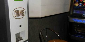 Tentano di rubare ‘cambiamonete’ da un bar