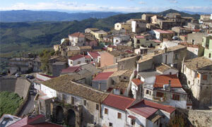 ‘Al modo delle foglie’ l’tinerario umano di Saverio De Bartolo