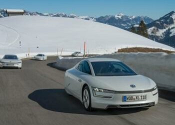 Volkswagen XL1, al volante della macchina che fa 100 km con un litro di gasolio