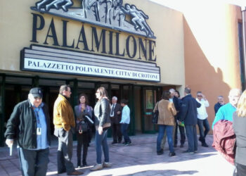 Per fortuna che lo spettacolo c’e’, altrimenti cosa sarebbe Crotone