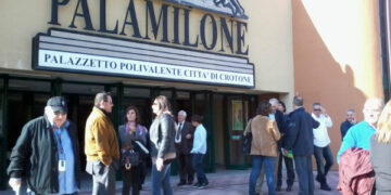 Per fortuna che lo spettacolo c’e’, altrimenti cosa sarebbe Crotone