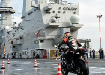 Le nuove Pirelli Angel GT alla prova della portaerei Cavour