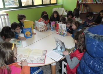 I bambini della scuola ‘Siciliani’ in visita alla biblioteca