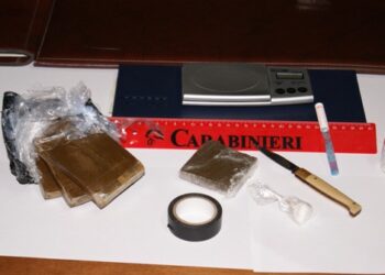 Droga in casa, finisce in manette