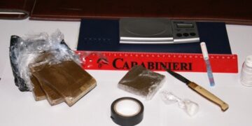 Droga in casa, finisce in manette