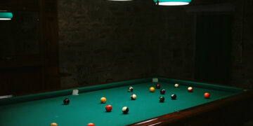 Droga nella sala biliardo, tre persone arrestate a Crotone