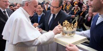 Papa Francesco benedice corona di Santa Veneranda