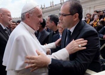 Papa Francesco benedice corona di Santa Veneranda