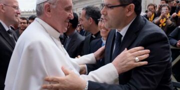 Papa Francesco benedice corona di Santa Veneranda
