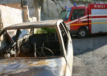 Vigili del Fuoco salvano donna e 3 bimbi da un incendio