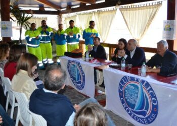 Misericordia dona defibrillatore al club velico Crotone