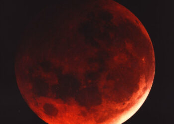 Nella villa comunale, per osservare l’eclissi di Luna