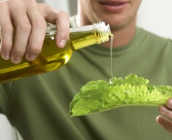 Bambini a lezione di olio di oliva extravergine