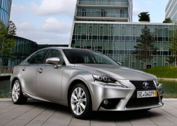 La Lexus Is Hybrid naviga con Google