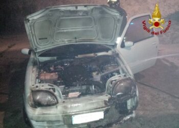 Auto in fiamme a Crotone nella notte