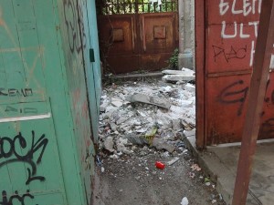 Degrado nella villetta sita in via Tellini a Crotone (2)