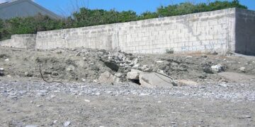 Ecomostro Punta Alice, riemergono i detriti