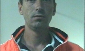 Picchia selvaggiamente connazionale rumeno con bastone