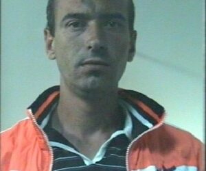 Picchia selvaggiamente connazionale rumeno con bastone