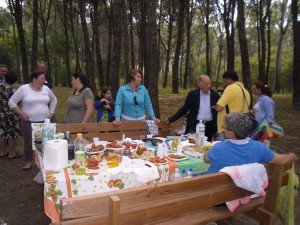 Immigrati festeggiano la Pasqua ortodossa in Pineta a Cirò Marina (1)