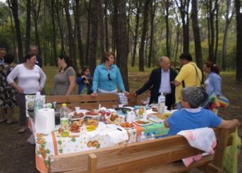 Ciro’ Marina, immigrati festeggiano la Pasqua ortodossa in Pineta