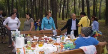 Ciro’ Marina, immigrati festeggiano la Pasqua ortodossa in Pineta