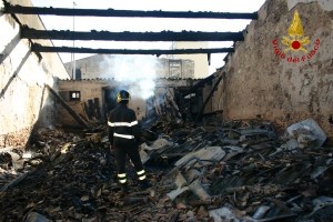 In fiamme un deposito di ricambi auto a Crotone  (1)