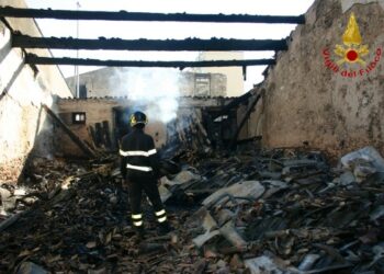 In fiamme un deposito di ricambi auto a Crotone