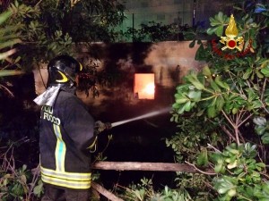 Incendio a deposito nel villaggio 'Baia degli Dei' a Isola Capo Rizzuto (6)