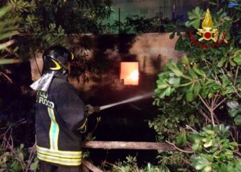 Incendio a deposito nel villaggio ‘Baia degli Dei’
