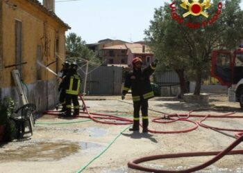 Incendio in casa a Cutro, crolla il tetto