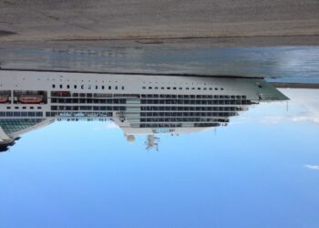 Nave crociera Seabourn Quest nel porto di Crotone