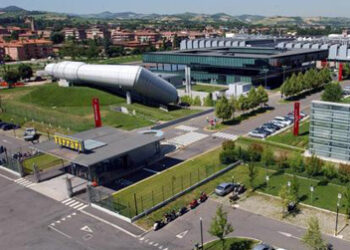 Ferrari assume 250 dipendenti e limita la produzione per crescere nel rispetto del marchio