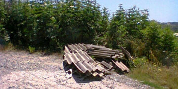 Lastre di eternit abbandonati lunga la strada a Belvedere Spinello