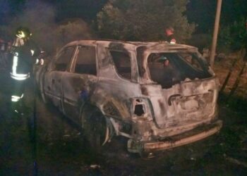 Notte di fuoco nel catanzarese, in fiamme un’auto ed il forno di un ristorante