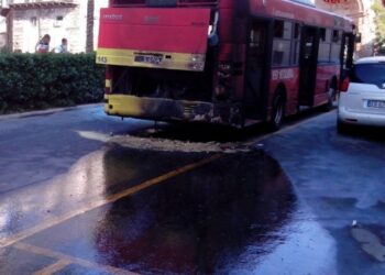 Autobus di linea urbana in fiamme a Catanzaro