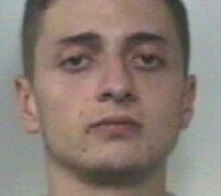 Minaccia genitori con coltello, arrestato 18enne