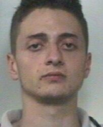 Minaccia genitori con coltello, arrestato 18enne