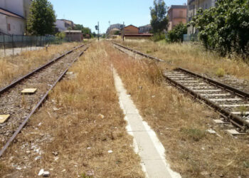 A Torretta binari ferroviari coperti dalle erbacce