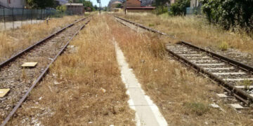 A Torretta binari ferroviari coperti dalle erbacce
