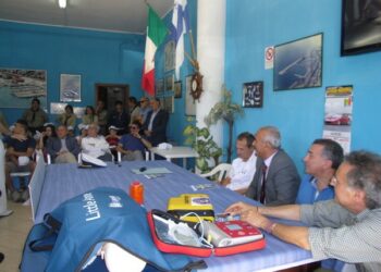 La Lega Navale di Ciro’ Marina dona un defibrillatore alla Guardia Costiera