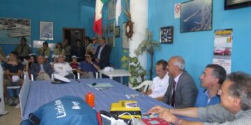 La Lega Navale di Ciro’ Marina dona un defibrillatore alla Guardia Costiera