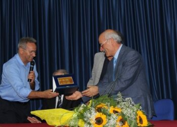 Il liceo cariatese festeggia il pensionamento di Ignazio Russo