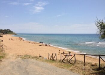 Pulizia straordinaria delle spiagge a Isola Capo Rizzuto