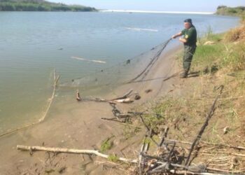 Pescavano nel fiume Tacina senza autorizzazioni, multati