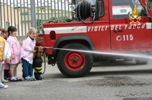 Scuole in visita al comando dei Vigili del Fuoco di Crotone (16)